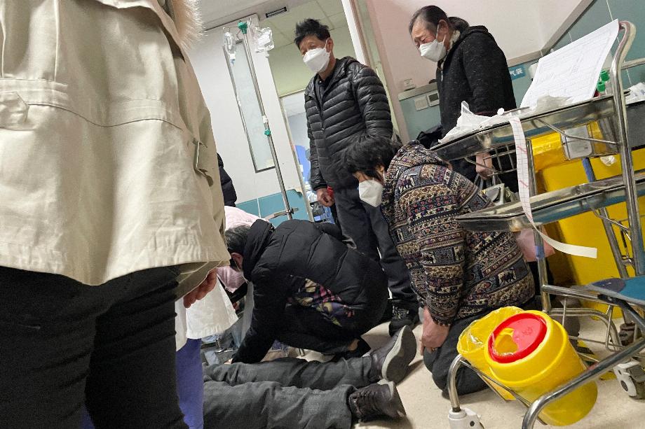 Une personne reçoit des compressions thoraciques via un appareil de RCR alors qu'elle est allongée sur le sol dans un service d'urgence d'un hôpital, au milieu de l'épidémie de maladie à coronavirus (COVID-19) à Shanghai, en Chine, le 5 janvier 2023. REUTERS/Personnel/Fichier
