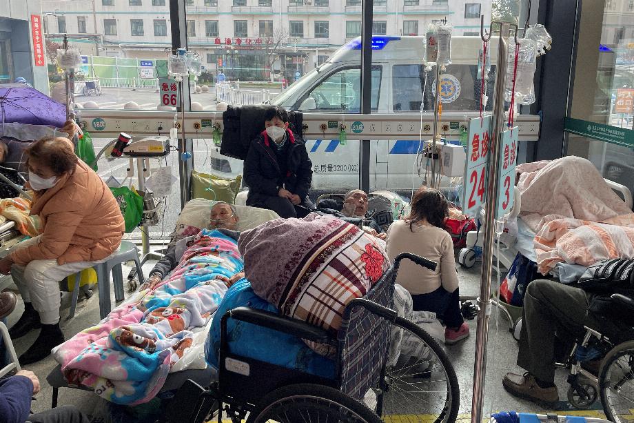 Les patients sont allongés dans des lits dans un service d'urgence d'un hôpital, au milieu de l'épidémie de maladie à coronavirus (COVID-19) à Shanghai, en Chine, le 5 janvier 2023. REUTERS/Personnel/Fichier