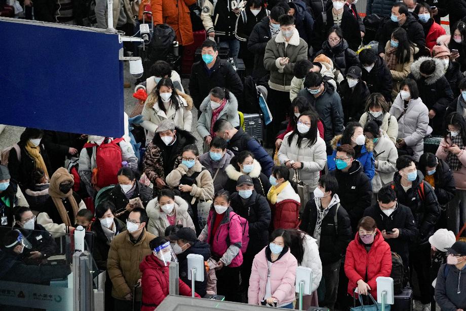 Les passagers attendent de monter à bord des trains à la gare de Hongqiao de Shanghai pendant la ruée vers les voyages annuels du Festival du printemps avant le nouvel an lunaire chinois, alors que l'épidémie de coronavirus (COVID-19) se poursuit, à Shanghai, en Chine, le 18 janvier 2023. REUTERS/Aly Chanson