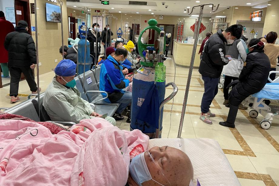 Un patient est allongé sur un lit dans un service d'urgence d'un hôpital, au milieu de l'épidémie de maladie à coronavirus (COVID-19) à Shanghai, en Chine, le 17 janvier 2023. REUTERS/Personnel