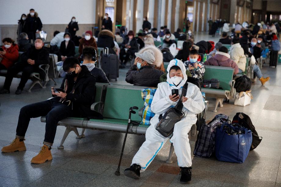 La gare de Pékin avec des passagers attendant de se rendre à la Fête du Printemps après que la Chine a levé ses restrictions COVID-19 le 20 janvier 2023 (REUTERS / Thomas Peter)
