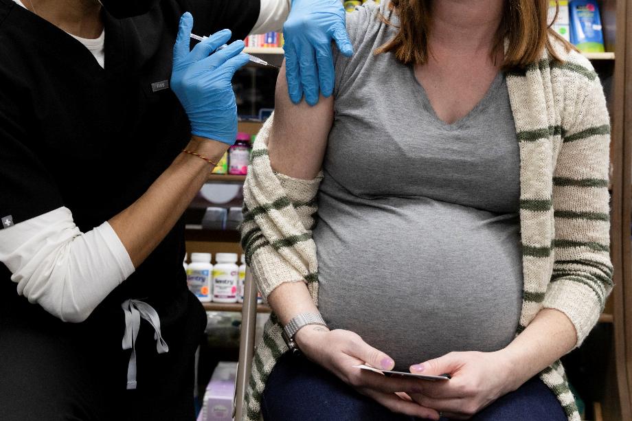 Une nouvelle étude, qui a été menée dans 18 pays, a détecté l'importance de la vaccination contre le COVID chez les femmes enceintes pour prévenir les maladies graves et la mort / REUTERS/Hannah Beier/File Photo
