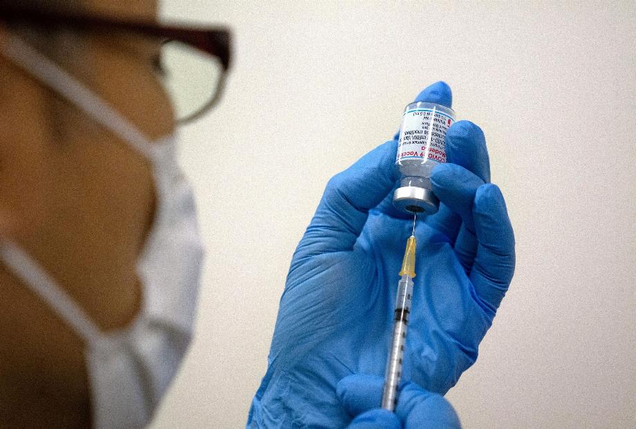 La vaccination avec des rappels contre le COVID-19 est une mesure pour réduire le risque de nécessiter une hospitalisation si la personne est exposée au coronavirus (Carl Court/Pool via REUTERS)