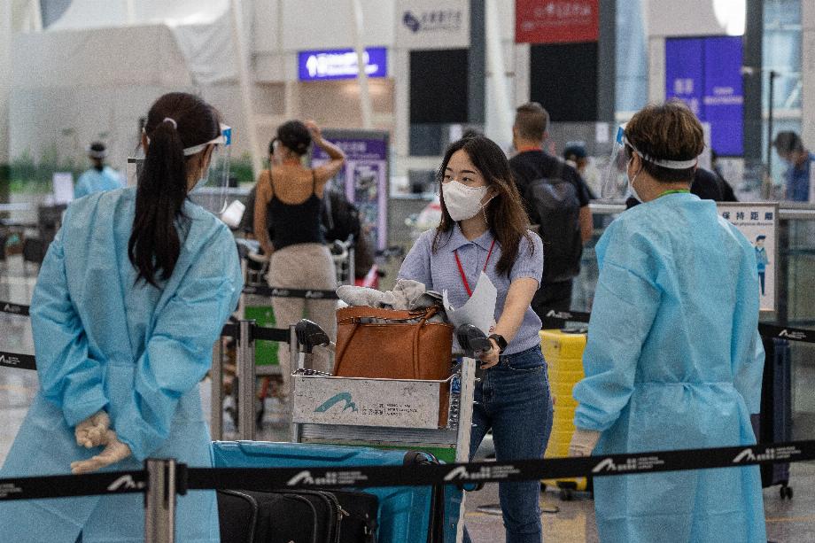 Voyageurs à l'aéroport international de Hong Kong (EFE)