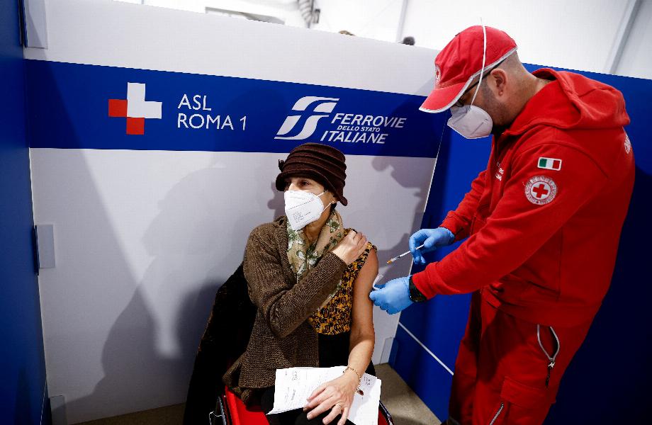Une femme reçoit un vaccin fourni par la Croix-Rouge italienne (REUTERS/Guglielmo Mangiapane/File Photo)