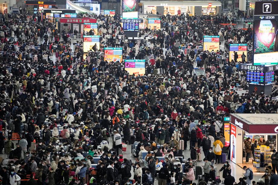 Des passagers attendent d'embarquer à la gare de Shanghai Hongqiao (Reuters)