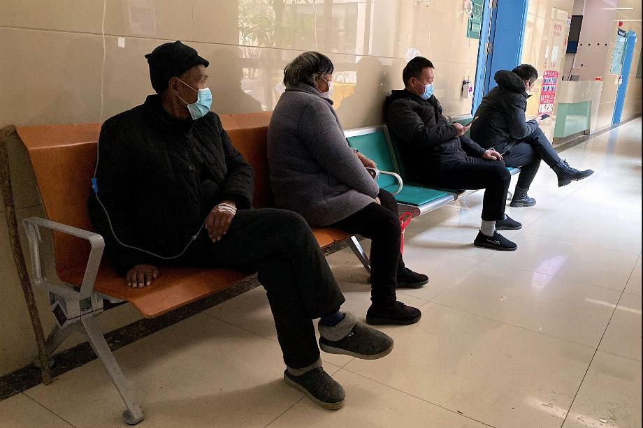 Les patients attendent d'être soignés, tandis que les médecins doublent leurs heures de travail (AFP)