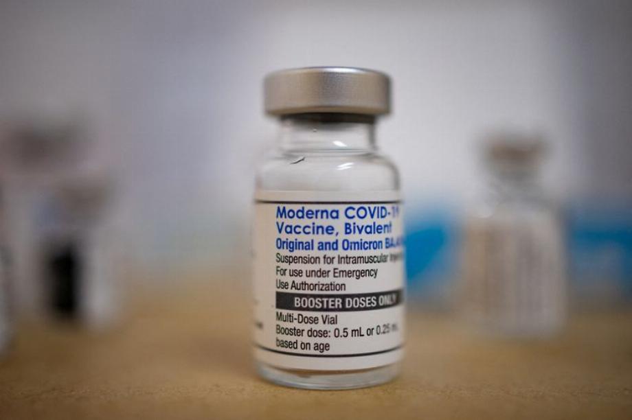 Un flacon du vaccin de rappel COVID-19 de Moderna ciblant les sous-variantes omicron BA.4 et BA.5 (REUTERS/Hannah Beier/File Photo)