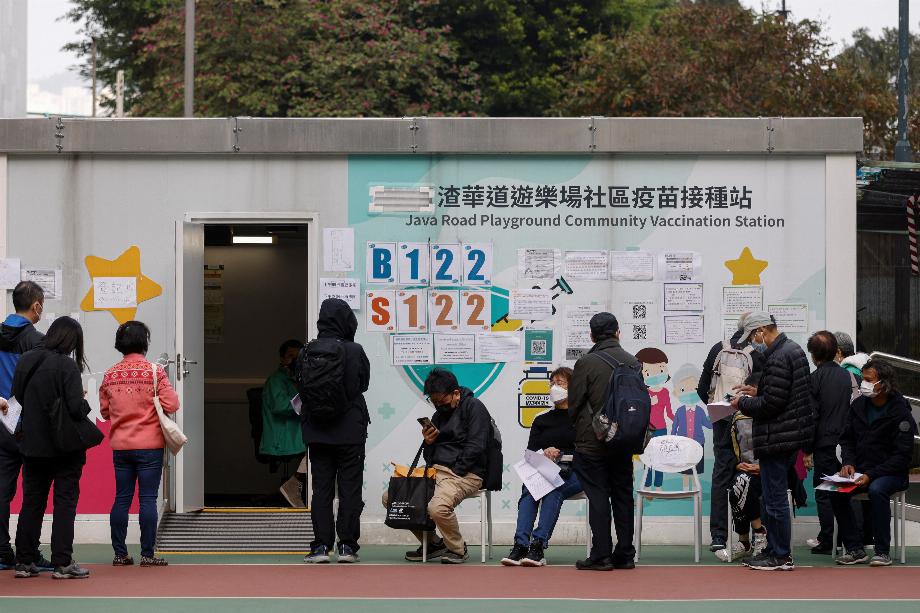 Plusieurs personnes font la queue dans un centre de vaccination communautaire, avant la réouverture prévue de la frontière avec la Chine, lors de la pandémie de maladie à coronavirus (COVID-19) à Hong Kong, Chine, le 4 janvier 2023. REUTERS/Tyrone Siu