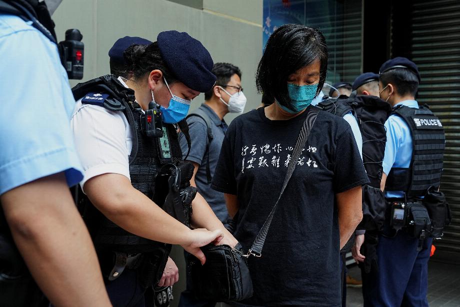 La police emmène un homme pour avoir manifesté contre les restrictions de la maladie à coronavirus (COVID-19) à Hong Kong