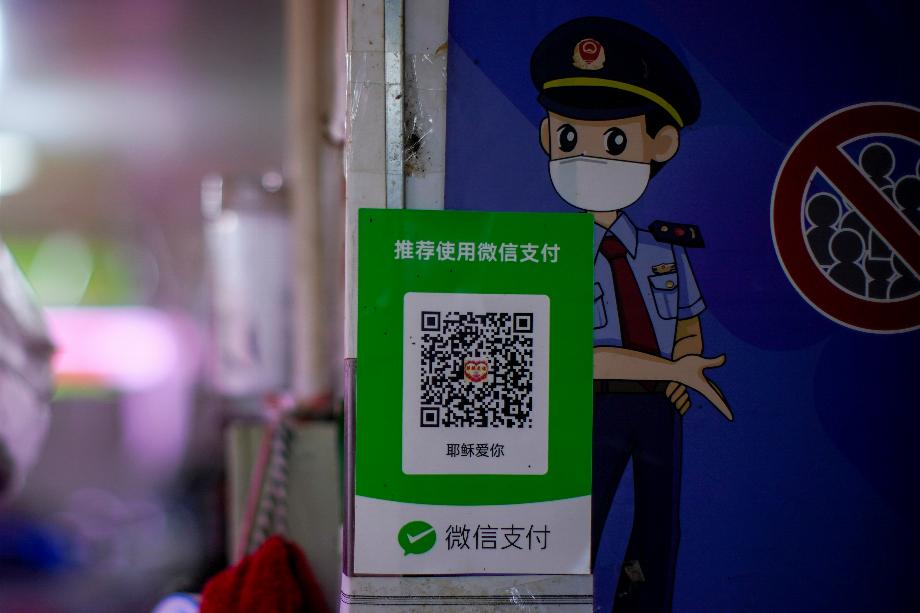 Un code QR du service de paiement numérique WeChat Pay est vu dans un magasin, à la suite de l'épidémie de la maladie à coronavirus (COVID-19), à Shanghai, en Chine.