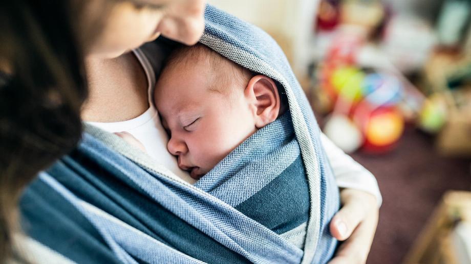 La vaccination pendant la grossesse génère une immunité passive chez le bébé. Les anticorps de la mère vaccinée sont transférés par le placenta et le lait maternel.