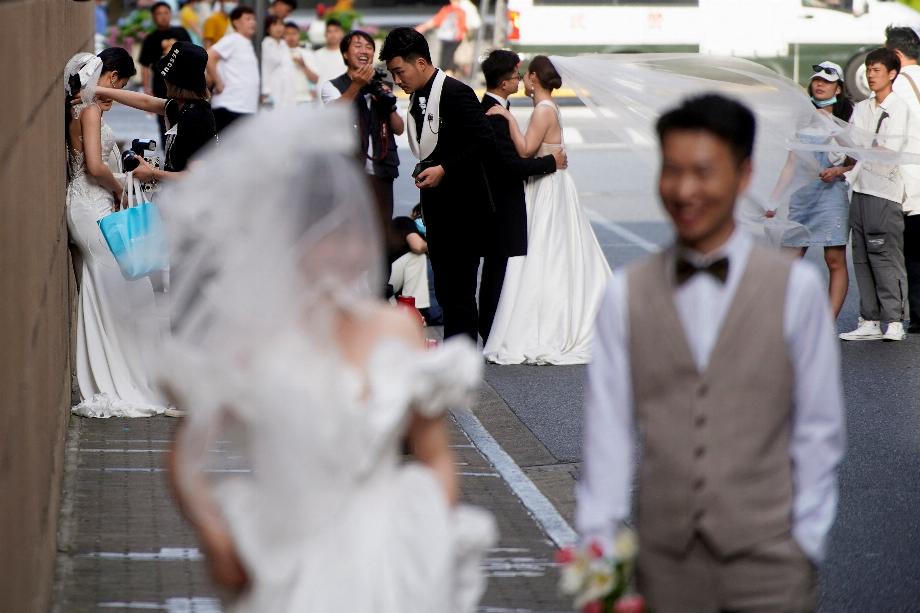 Des couples se préparent pour une séance photo à Shanghai (Reuters)