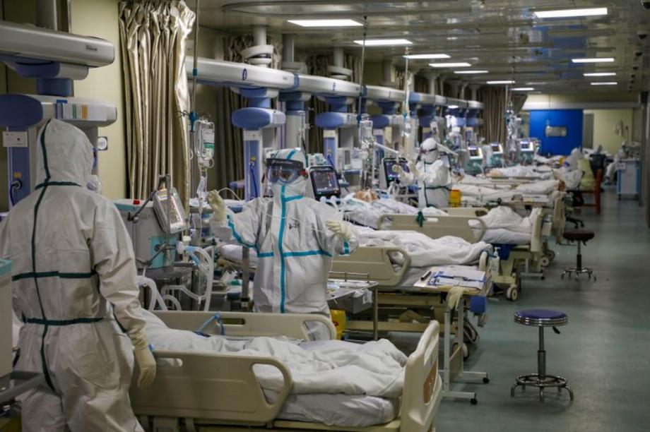Des travailleurs médicaux en tenue de protection traitent des patients atteints de COVID-19 en Chine (Reuters)