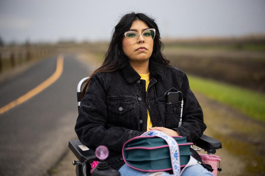 Angelica Baez utilise une chaise électrique pour se déplacer à Sacramento alors qu'elle a développé POTS après avoir souffert de COVID en 2020 / Photo pour le Washington Post par Max Whittaker