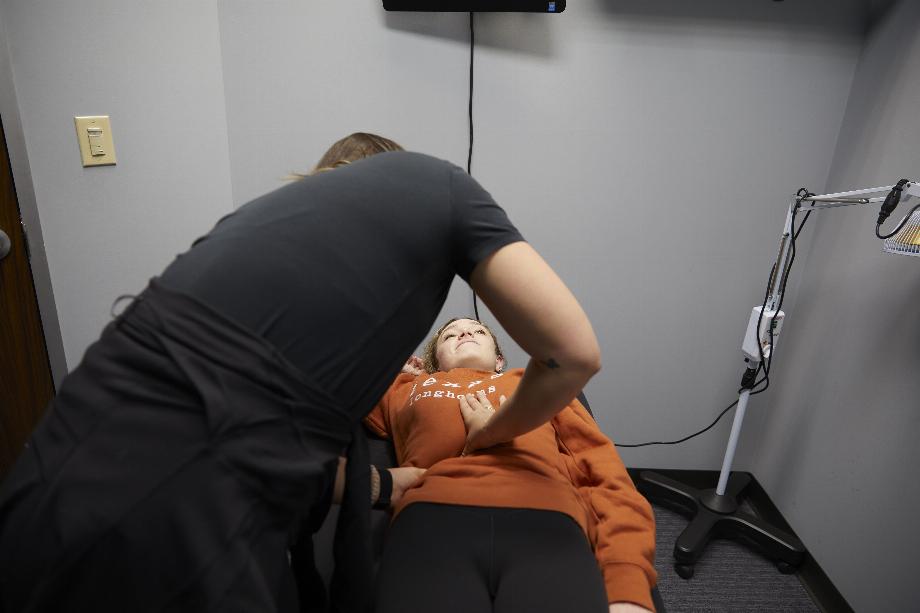 La kinésithérapeute de Jillian York, Hannah Sutherland, lors de son traitement de la jeune femme / Photo pour The Washington Post par Michael Starghill, Jr.
