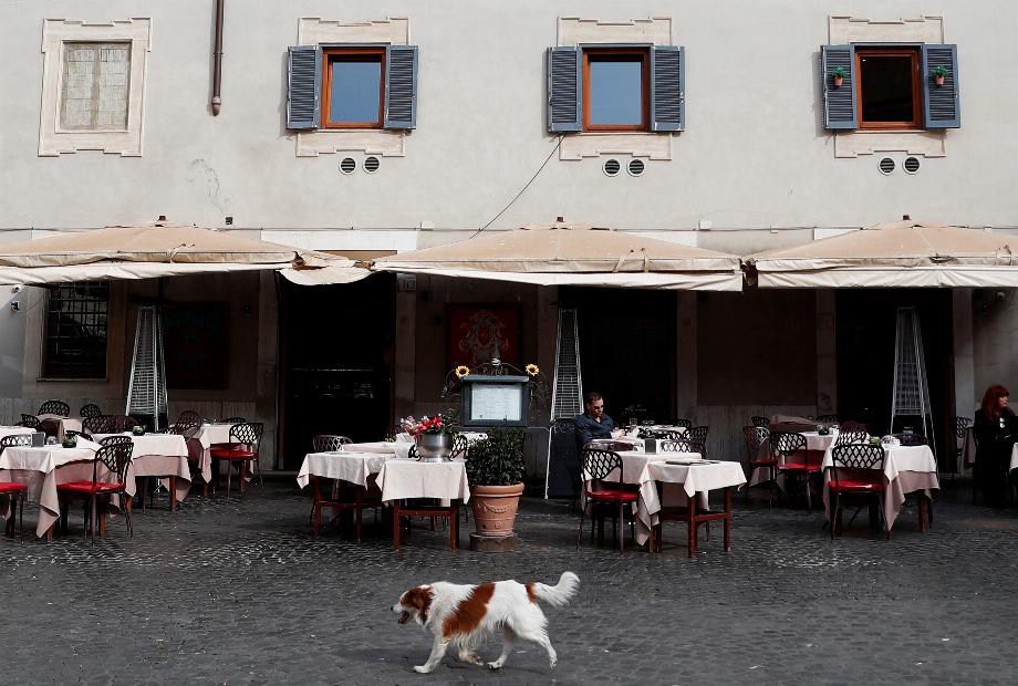 Un restaurant vide dans le quartier de Trastevere à Rome. après le décret d'isolement dans toute l'Italie, le 10 mars 2020 (REUTERS / Guglielmo Mangiapane)