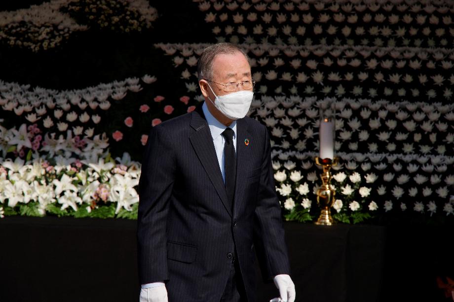 L'ancien secrétaire général des Nations Unies, Ban Ki-moon, assiste à un mémorial de groupe pour les victimes de la bousculade lors d'un festival d'Halloween, sur la place de l'hôtel de ville de Séoul, en Corée du Sud, le 31 octobre 2022. REUTERS /Heo Ran/File
