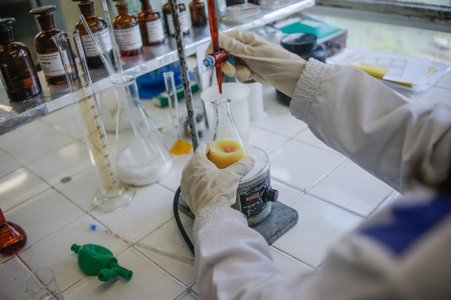 Un scientifique travaille sur des recherches à l'Instituto Vital Brazil sur les coronavirus, le 26 avril 2021 à Niterói, au Brésil. EFE/ André Coelho