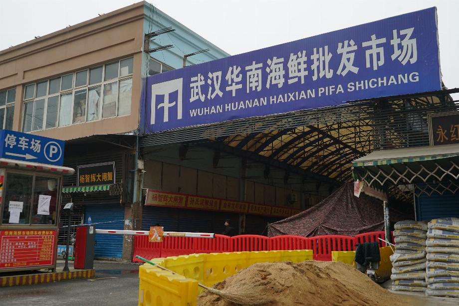 Le marché des fruits de mer de Huanan à Wuhan a été désigné comme le lieu d'origine du SRAS-CoV-2 (AP) depuis 2020