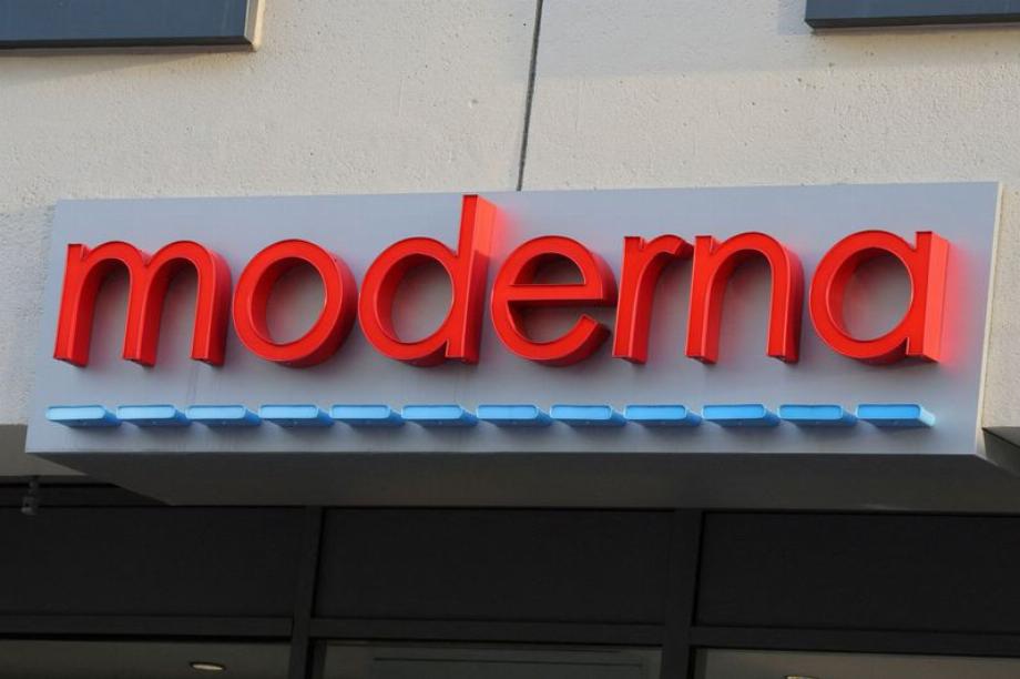 Le logo Moderna est visible à Cambridge, Massachusetts, États-Unis, le 28 avril 2022. (REUTERS/Brian Snyder/)