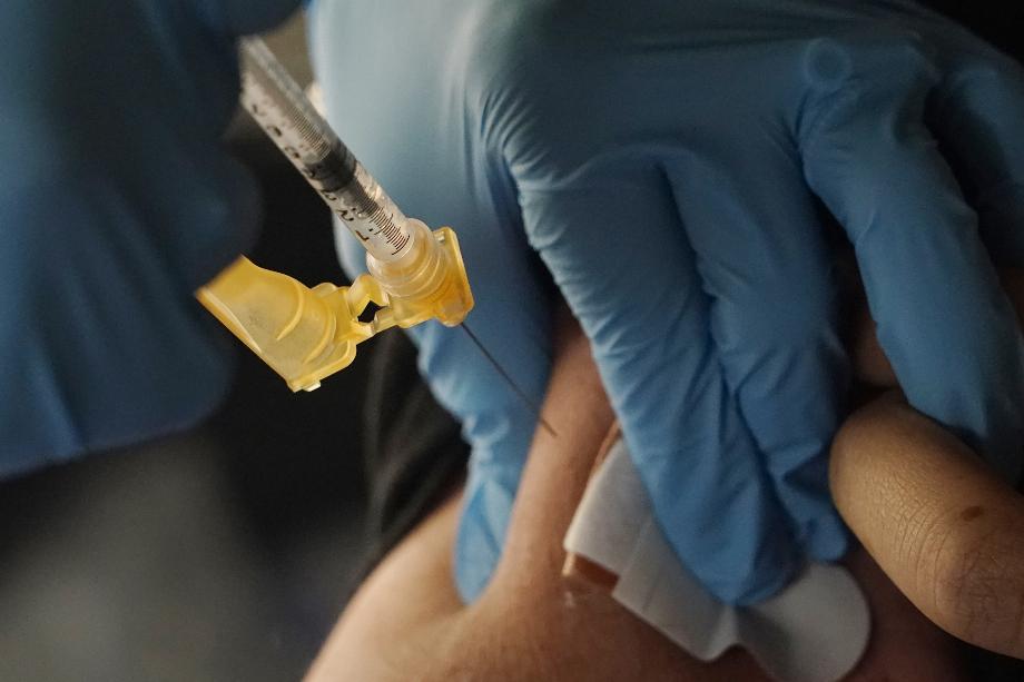 Une personne reçoit le vaccin COVID-19 à Jackson, Mississippi, le 18 novembre 2022. (AP Photo/Rogelio V. Solis)