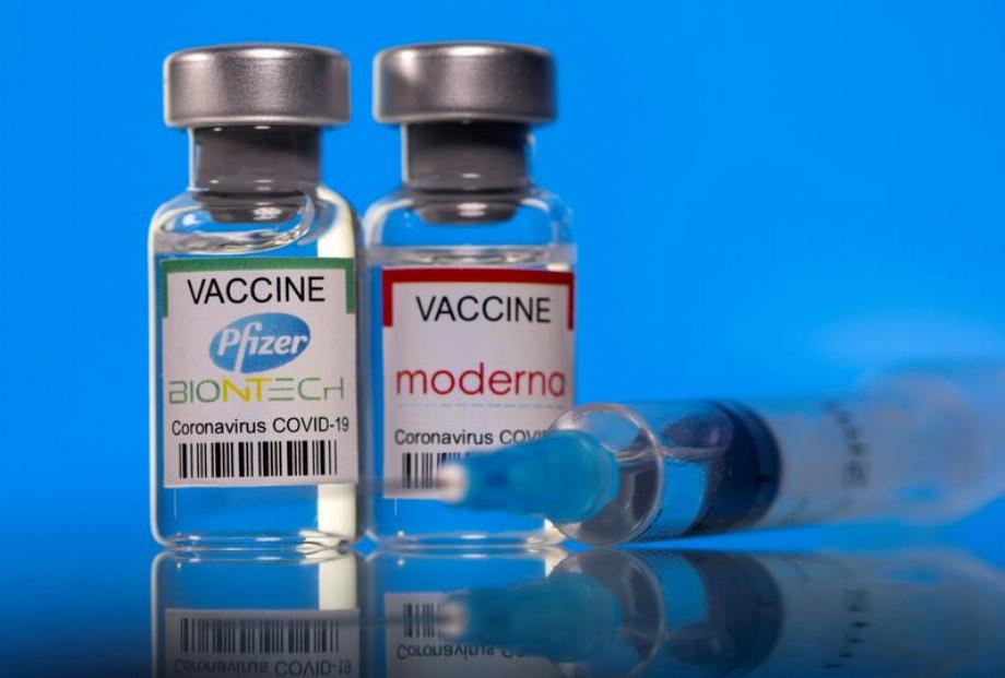 PHOTO DE DOSSIER: Flacons étiquetés de vaccins contre la maladie à coronavirus (COVID-19) de Pfizer-BioNTech et Moderna, sur cette photo illustrative prise le 19 mars 2021. REUTERS / Dado Ruvic /