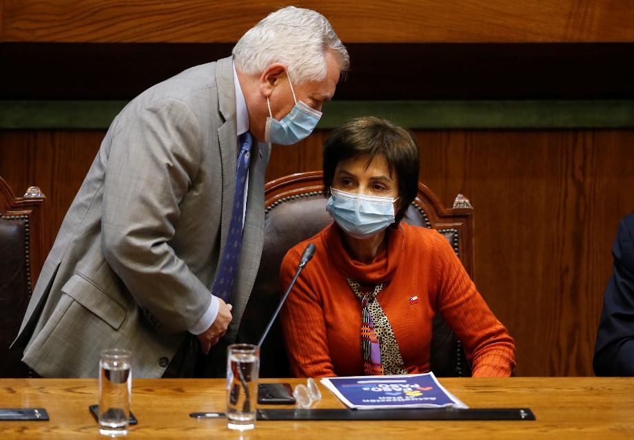 Enrique Paris et Paula Daza ont donné leur avis sur la chute du processus de vaccination au Chili.