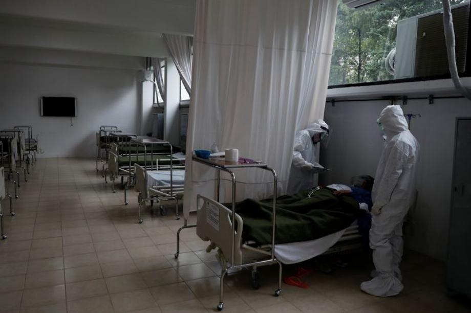PHOTO DE FICHIER. On voit du personnel médical soigner un patient infecté par le SRAS-CoV-2 à l'intérieur de l'hôpital militaire de l'Académie militaire héroïque (Photo: Reuters)
