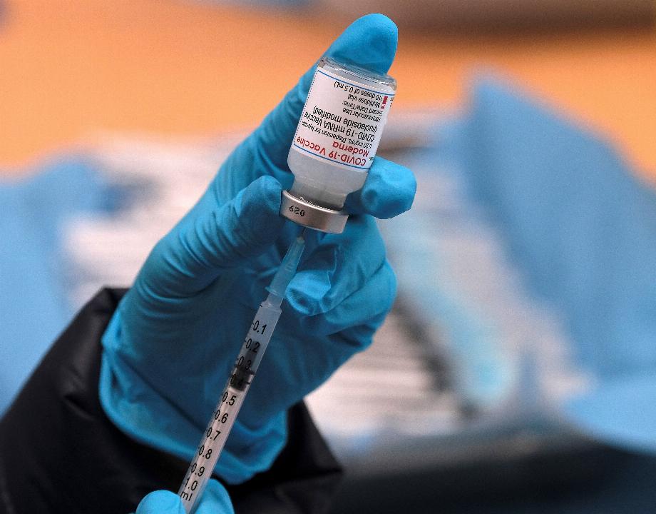 Un agent de santé a préparé une dose du vaccin Moderna lors d'une journée spéciale de rappel contre le covid-19 pour les moins de 65 ans, à Gijón, en novembre dernier. EFE/ Paco Paredes