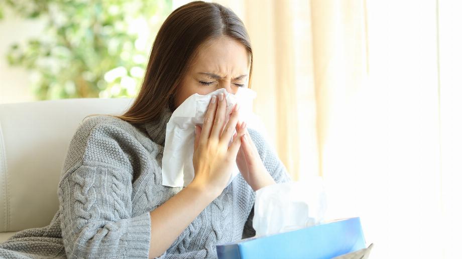 La transmission de la grippe est plus importante dans les environnements fermés où il peut y avoir des personnes avec ou sans symptômes (Getty Images)