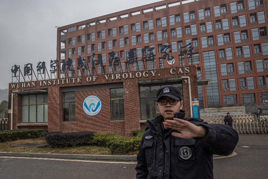 Un agent de sécurité empêche de prendre des photos à l'extérieur de l'Institut de virologie de Wuhan, en Chine. EFE/EPA/PILIPEE ROMAIN