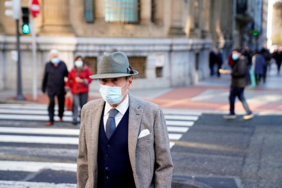 Un homme avec un masque lors de l'épidémie de la maladie à coronavirus (COVID-19), à Bilbao (Vicent West / Reuters)
