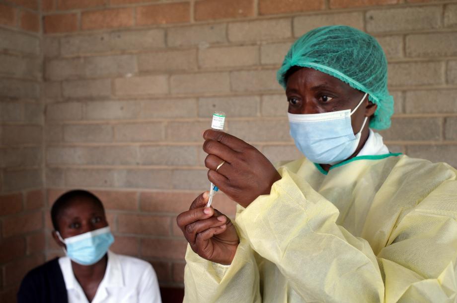 Alors que dans différentes parties du monde, la vaccination COVID a atteint plus de 70 % de la population, sur « le continent africain, 35 ou 36 % des personnes ne reçoivent pas quelques doses de vaccins », a déclaré Geffner / EFE /EPA/ AARON UFUMELI/fichier