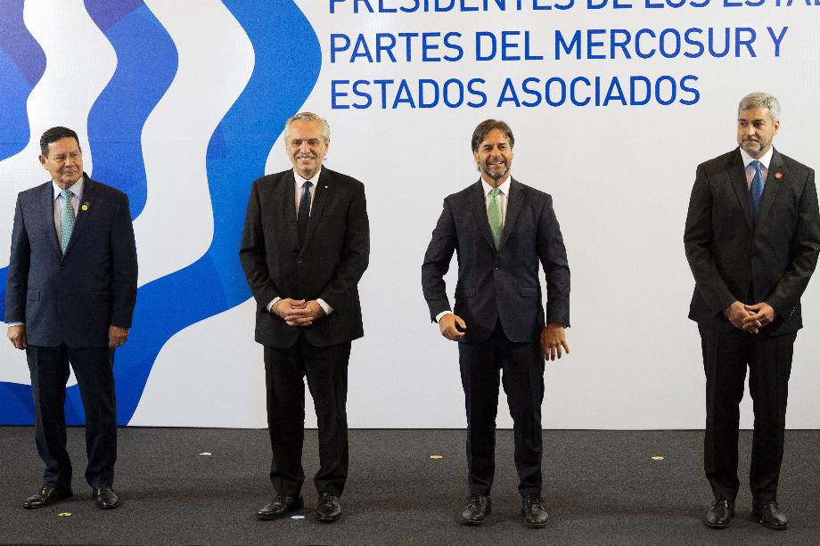 De gauche à droite, le vice-président du Brésil, Hamilton Mourao ; le président de l'Argentine, Alberto Fernández ; Le président uruguayen Luis Lacalle Pou et le président paraguayen Mario Abdo Benítez posent pour une photo lors du sommet du bloc commercial du Mercosur à Montevideo, Uruguay, décembre 2022 (AP)
