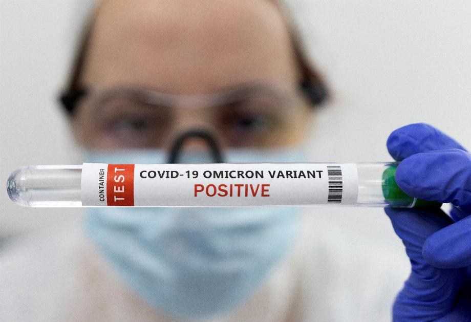 Un agent de santé détient un échantillon à analyser pour le covid-19 (REUTERS/Dado Ruvic/Illustration/File Photo)