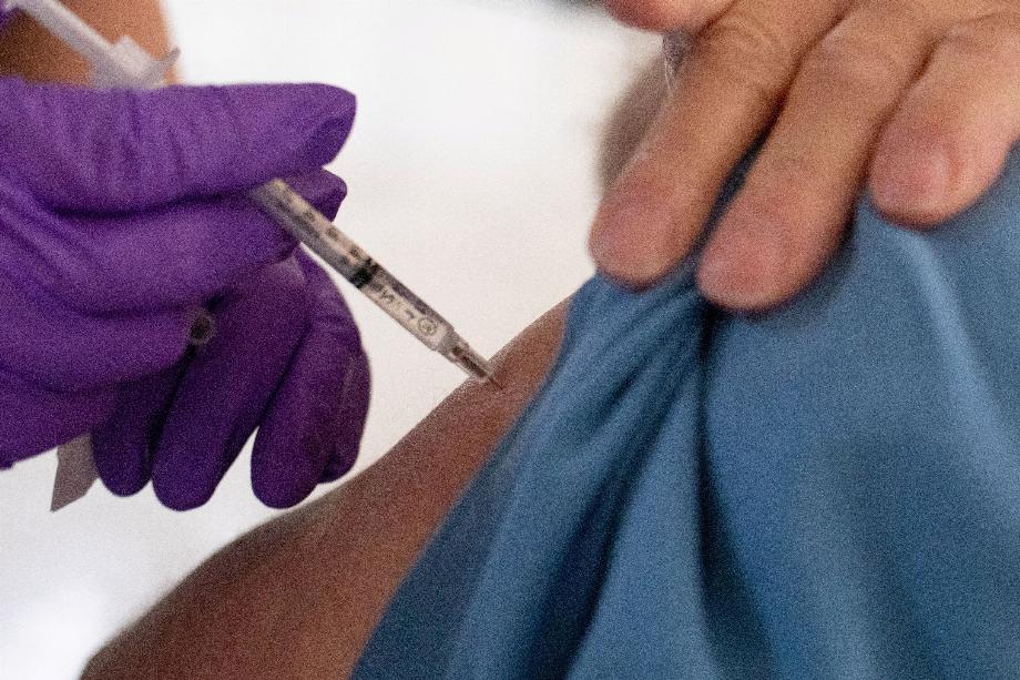 Image d'archive d'une personne recevant une dose du vaccin covid-19 (REUTERS/Emily Elconin/File Photo)
