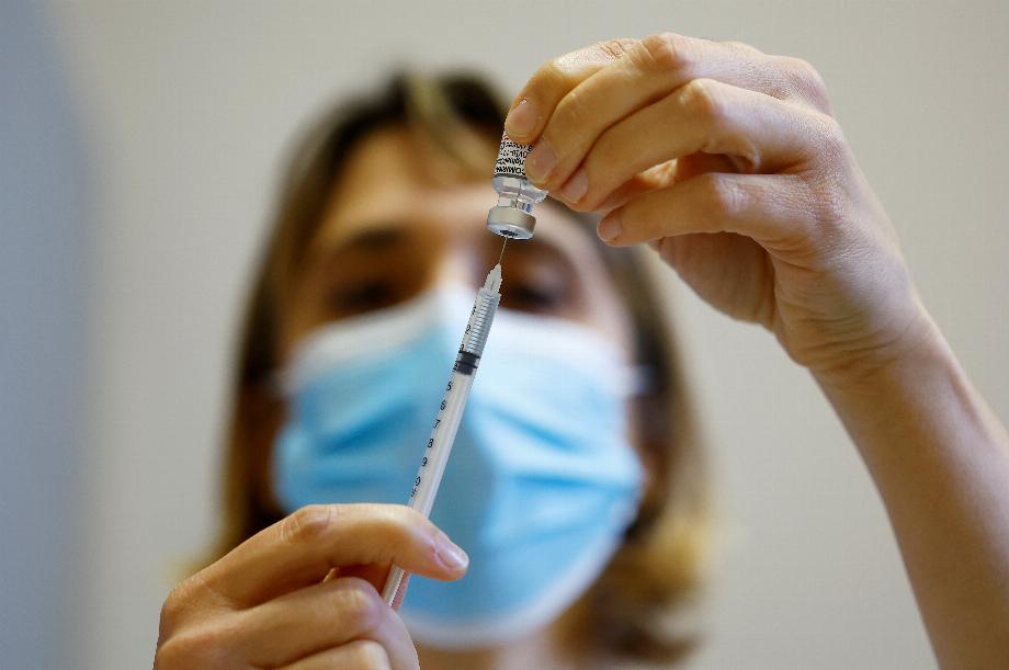 Les nouveaux vaccins produisent les mêmes effets secondaires que leurs versions précédentes (REUTERS/Eric Gaillard)
