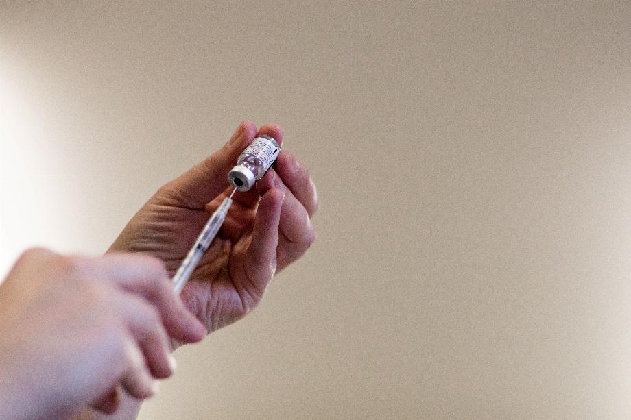 Une infirmière remplit des seringues de vaccins contre la maladie à coronavirus à Waterford, Michigan (REUTERS/Emily Elconin/file)