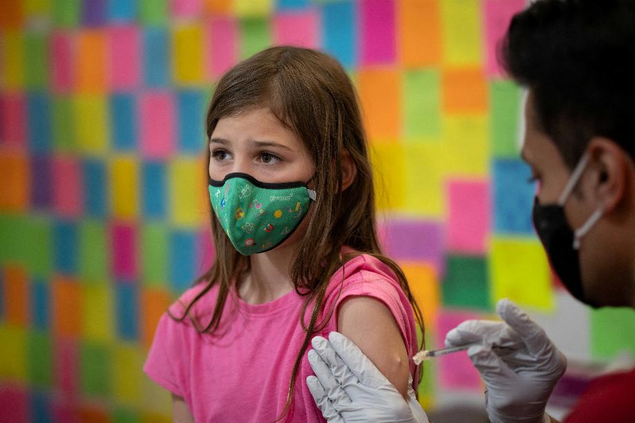 La FDA a appelé à la vaccination pour arrêter la circulation du virus qui a déjà causé plus de 7 millions de décès (REUTERS/Hannah Beier/File Photo)