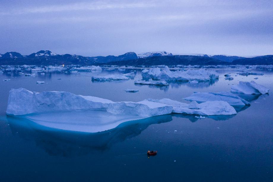 Le navire s'est échoué lundi dans l'Alpefjord, au-dessus du cercle polaire arctique et dans le parc national du nord-est du Groenland. (AP Photo/Felipe Dana, dossier)