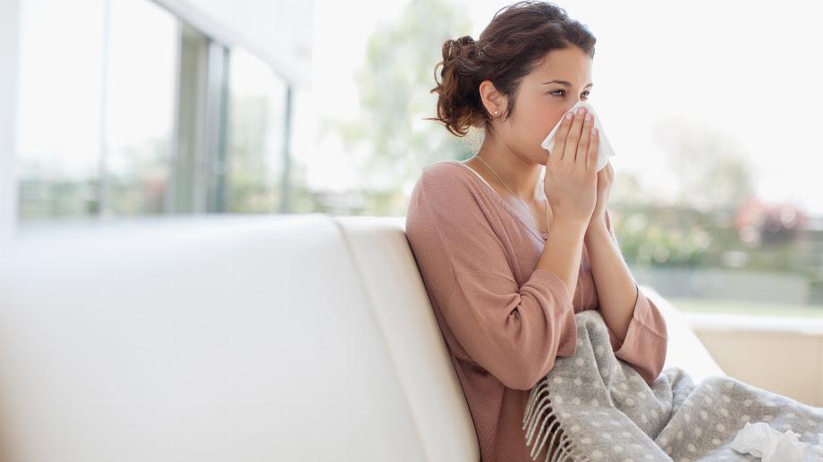 Certains des symptômes les plus courants des séquelles d'un long rhume sont la toux, les douleurs à l'estomac et la diarrhée (Getty)