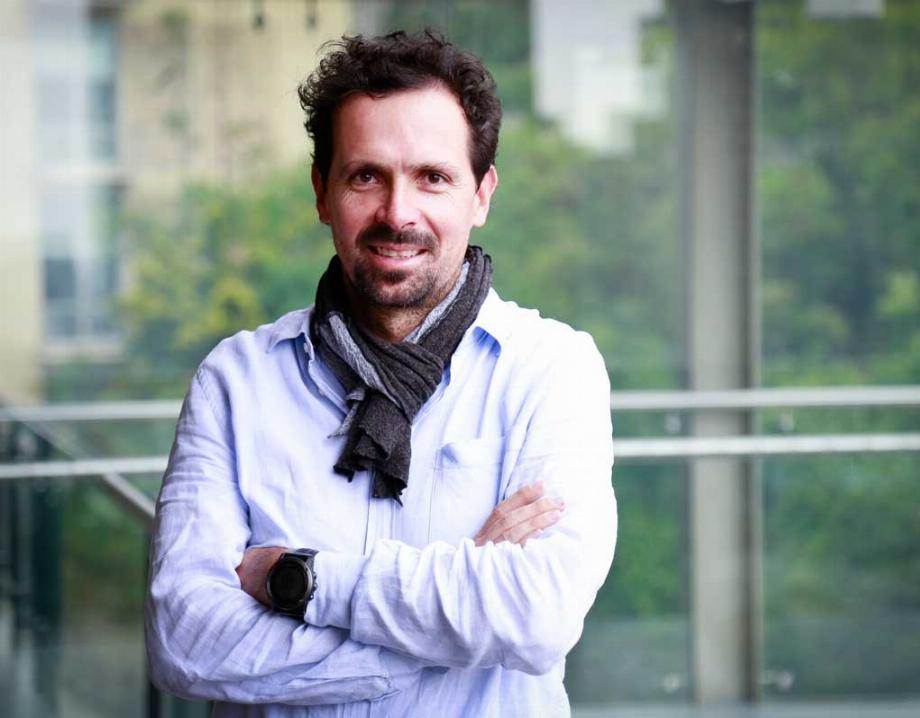 Juan Manuel Cordovez, professeur agrégé du Département de génie biomédical et vice-doyen de la recherche et de l'innovation de la Faculté d'ingénierie de l'Universidad de los Andes