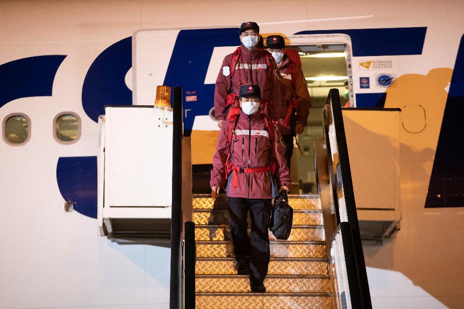 Des experts médicaux chinois arrivent à l'aéroport Nikola Tesla avec des fournitures médicales pour aider le pays à lutter contre l'épidémie de coronavirus (COVID-19) à Belgrade, en Serbie, le 21 mars 2020. REUTERS/Marko Djurica/fichier