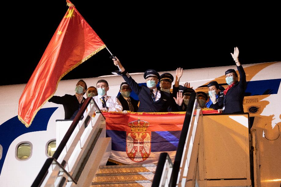 Les membres de l'équipage brandissent des drapeaux chinois et serbes après l'arrivée d'experts médicaux chinois à l'aéroport Nikola Tesla avec des fournitures médicales pour aider le pays à lutter contre l'épidémie de coronavirus (COVID-19) à Belgrade, en Serbie, le 21 mars 2020. REUTERS/Marko Djurica/fichier