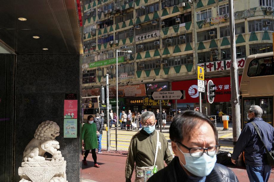 Les personnes portant des masques faciaux pour prévenir la propagation de la maladie à coronavirus (COVID-19) marchent dans une rue à Hong Kong, Chine le 2 décembre 2021. REUTERS/Lam Yik/file photo