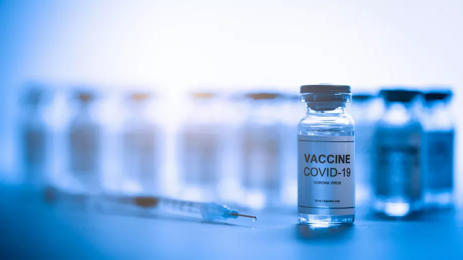 La vaccination contre le COVID protège non seulement contre le virus, mais pourrait également réduire le risque de maladies neurologiques, ont-ils suggéré (Getty)
