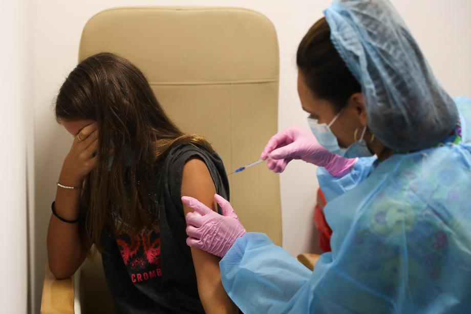 Une fillette reçoit le vaccin contre le COVID-19, aujourd'hui au début des journées de vaccination pour les enfants de 5 à 11 ans, à Montevideo (Uruguay). (EFE/Alejandro Prieto)