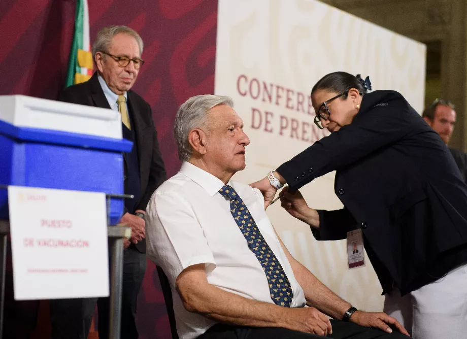Le président López Obrador reçoit la dose d'Abdala devant les journalistes au Palais national (Photo : Reuters)