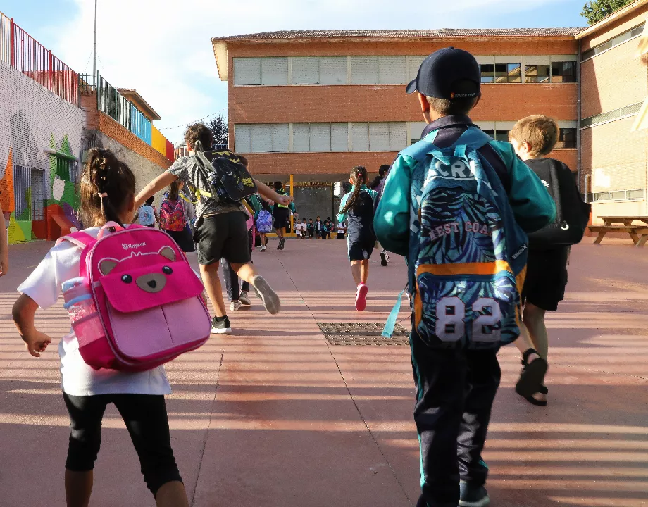 Plusieurs enfants à leur arrivée à l'école CEIP Hernán Cortés de Madrid (Espagne). (Marta Fernández/Europa Press)